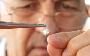 Luceafarul - carte de 3 milimetri, de citit la microscop